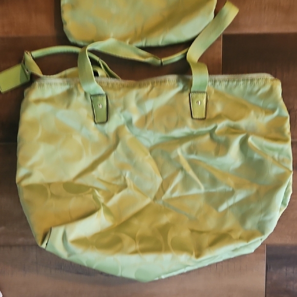 Coach Green Tote Set with Elegant Design - Picture 6 of 6